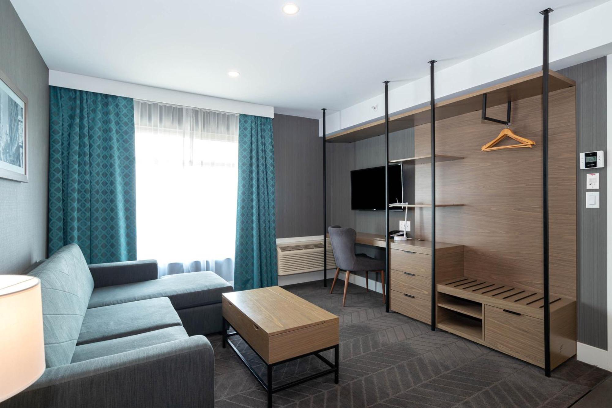 Sandman Signature Airport Hotel