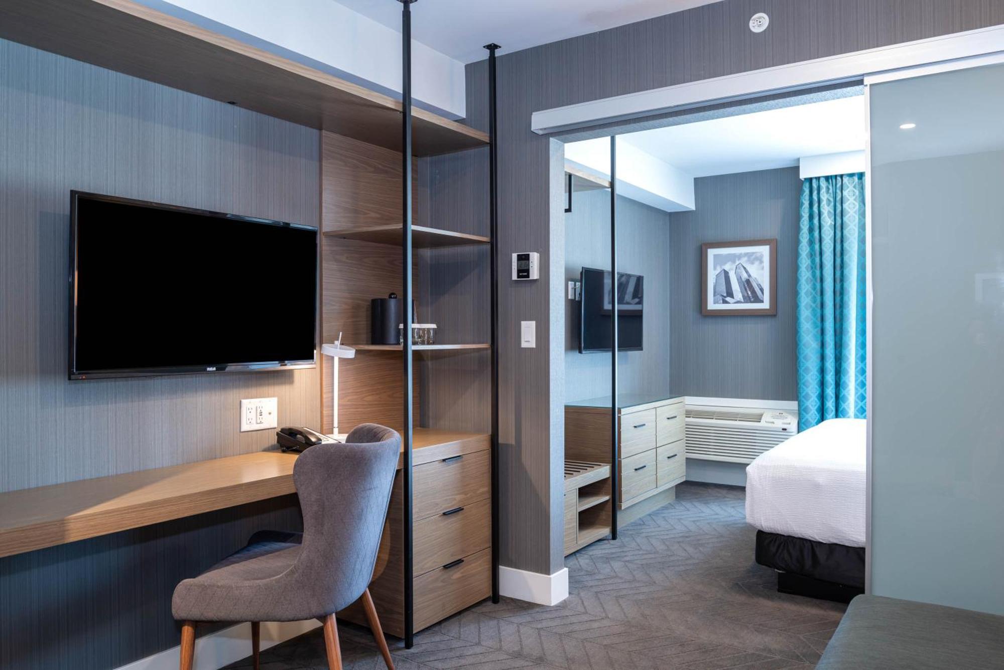 Hotel Sandman Signature Airport 4*